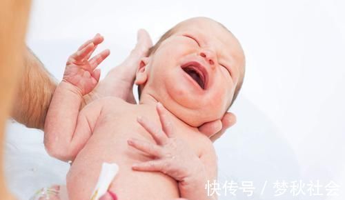 护理|宝宝出生不到10天,宝妈就给孩子洗澡,却遭到婆婆拒绝:危险