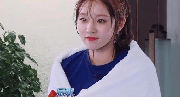 李晨在《跑男》中突然“下跪”,只为挡住镜头,来照顾身后的她