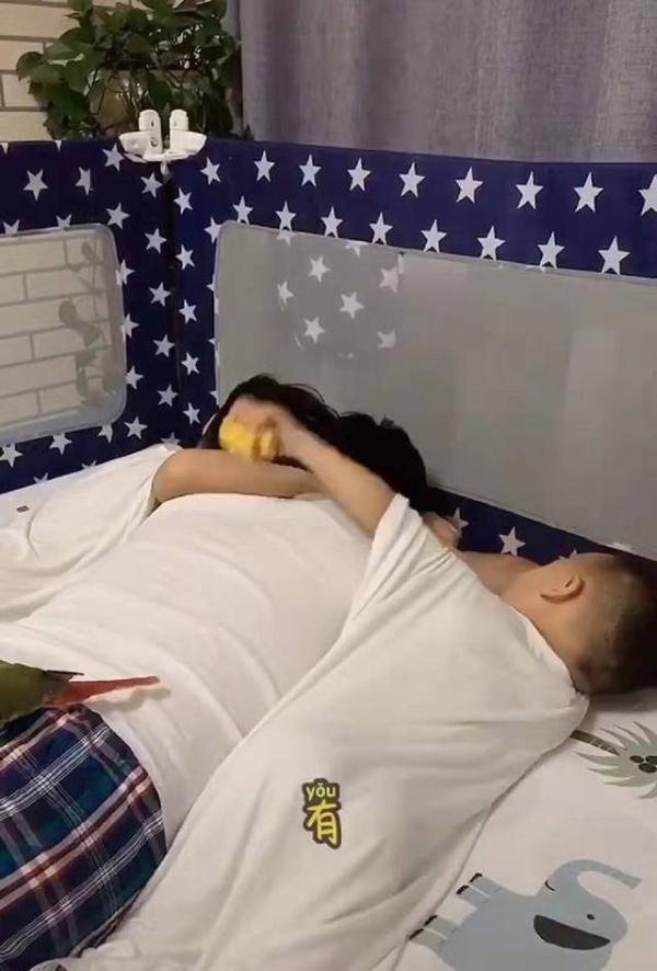 父子兵|爸爸醉酒被妈妈埋怨,两个儿子与爸爸统一战线,网友:上阵父子兵