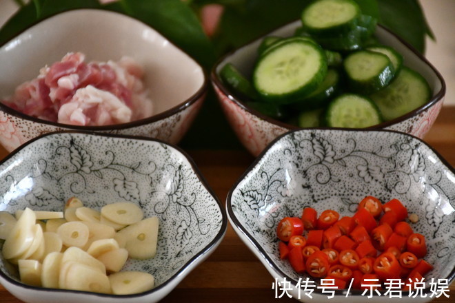 黄瓜别只会凉拌着吃了，试试这种做法，好吃到停不下来