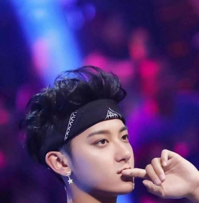 黄忠东|霸道总裁黄子韬能屈能伸,为自家艺人撑腰绝不退缩,中国好老板!