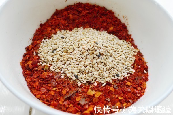辣椒|做辣椒油时，直接淋热油就废了！如此做，辣椒油香辣红亮不发黑