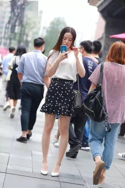 美女脚上一双红色的一字带高跟凉鞋穿起来，让她显得更加的迷人