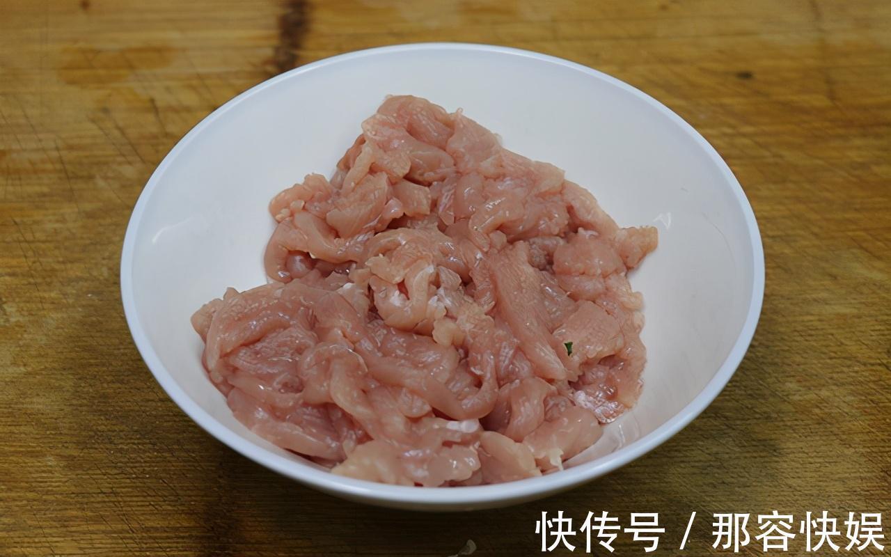 这道菜|家常菜茶树菇炒肉丝,肉丝鲜嫩,茶树菇干香,再挑食的孩子也爱吃