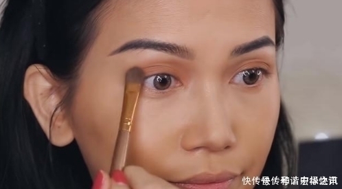 女子|奇闻:女子整容级化妆术,妆前妆后判若两人,网友:确定没换人?