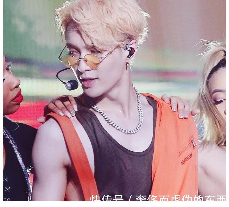 飯桌上沒有公筷,誰(shuí)注意張藝興怎么夾菜的?黃磊默默看后沒有說(shuō)話