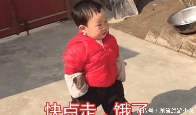 小朋友|一岁半萌娃满街跑,穿着尿不湿“蹭吃蹭喝”,走路的样子萌翻网友
