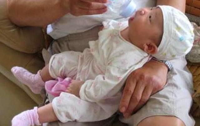 小孩|老人常说“小孩无六月”,酷夏给娃穿衣,要讲究“三暖二凉”