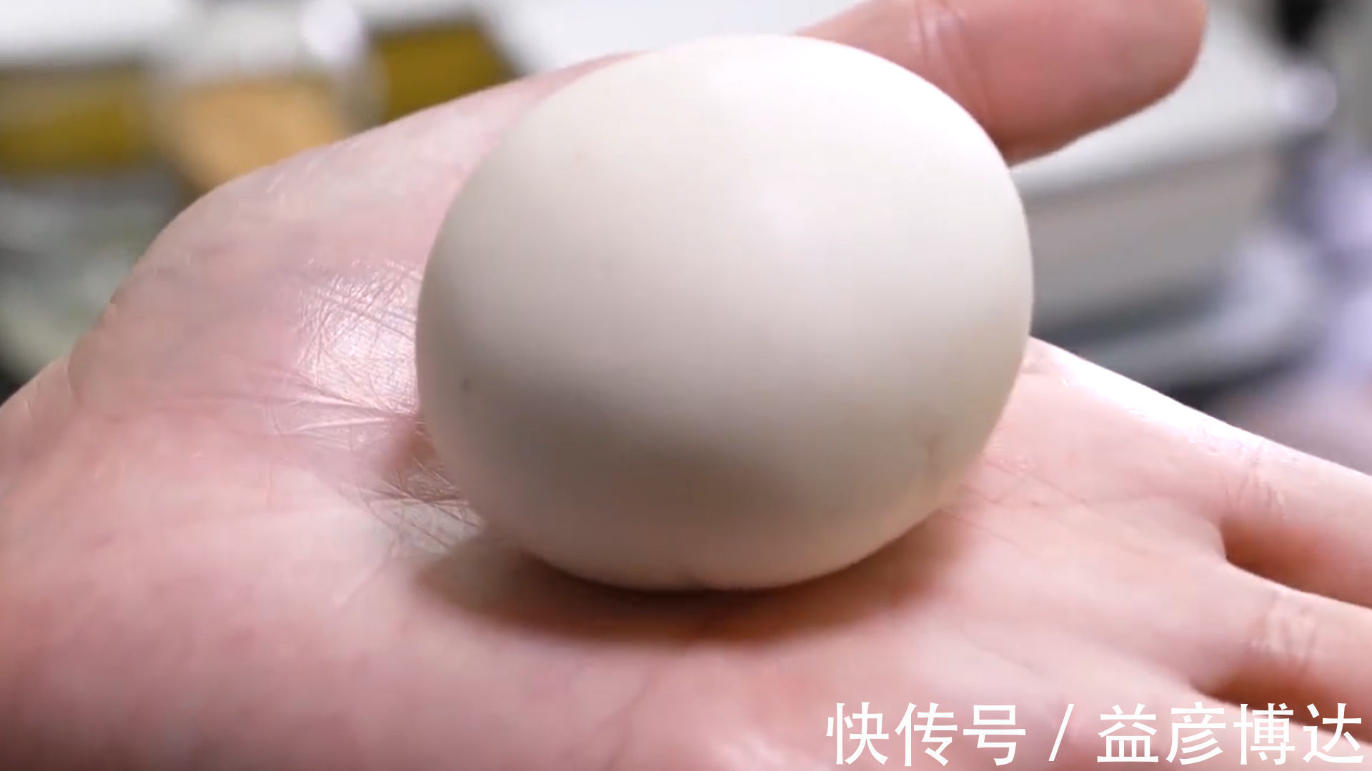 偷偷告诉你炸麻团的技巧，个个空心又香又脆，出锅全家抢着吃