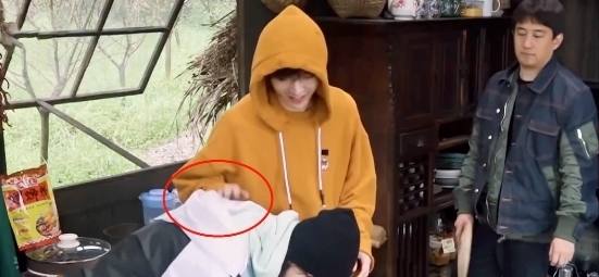 张艺兴 杨紫自爆参加《向往的生活》后,张艺兴经常去她店里吃饭,超无语