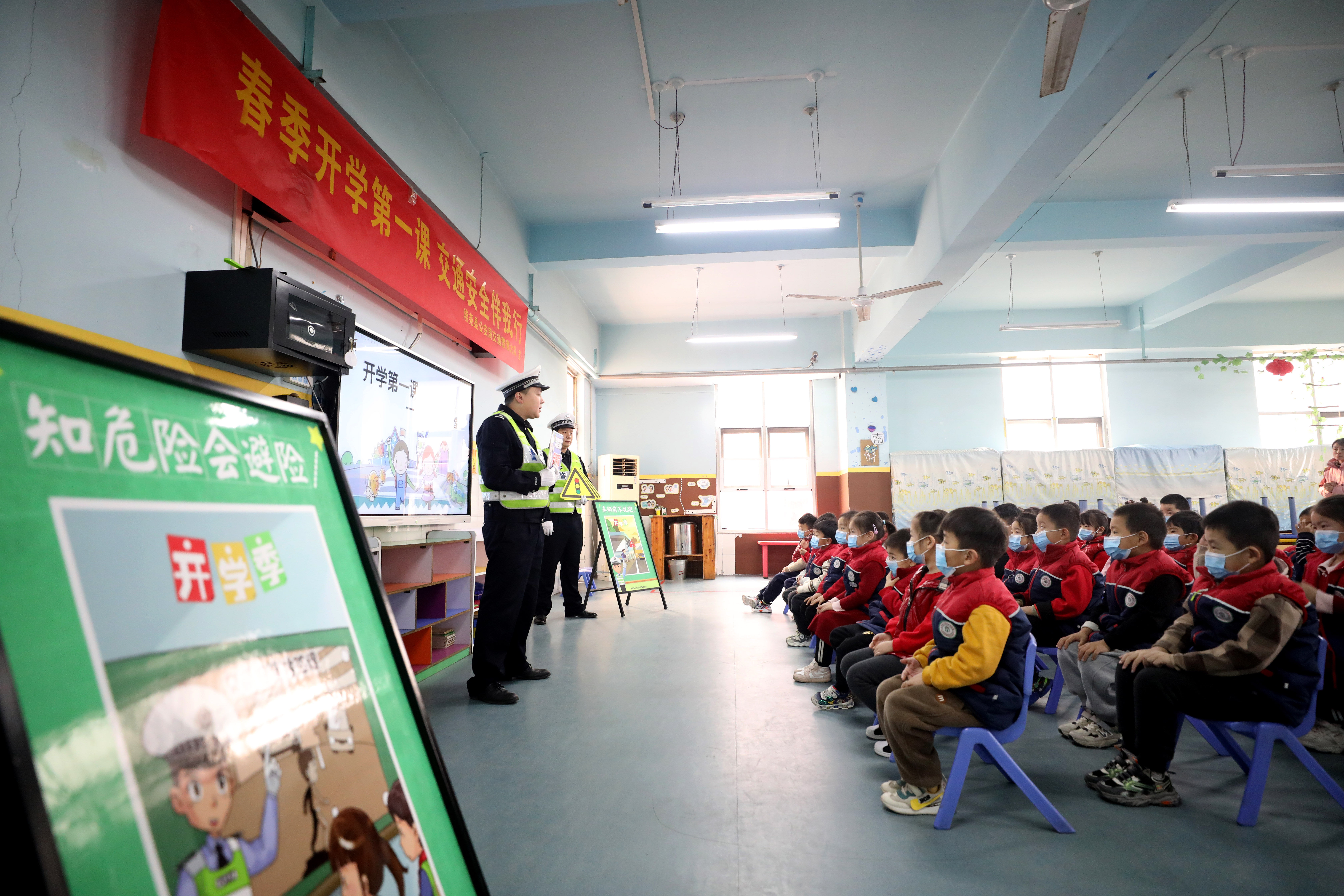 新华全媒+|是否还会出现短时间集中大规模流行的疫情——国务院联防联控机制新闻发布会回应防疫关切