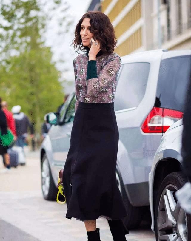 最近火了一条裙子叫：“呢子裙”，时髦显瘦，配大衣羽绒服就很美