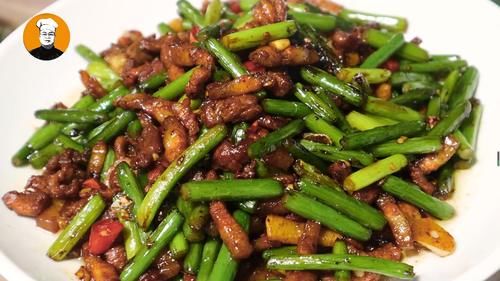 炒蒜苔切记不要直接下锅炒，饭店大厨教我一招，每次上桌都不够吃