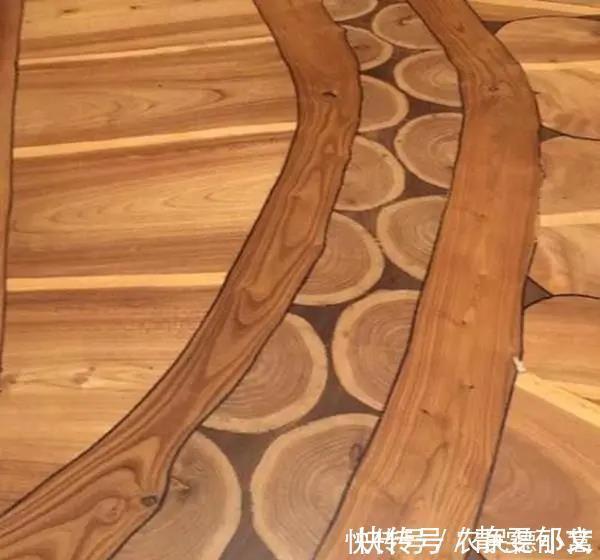 木桩|业主装修搞新花样,捡10根废旧木桩铺地,效果美得整个村在模仿