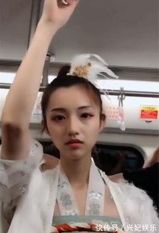 美女|地铁上有位汉服美女,男孩想拍下来,没想到咔嚓一声吓坏小姐姐
