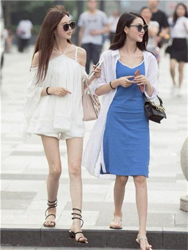 街拍：白色的阔腿裤很显美女的优雅大气，婉约又非常的别致，活力十足