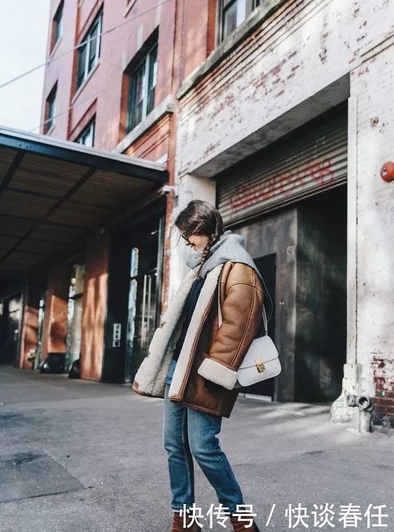 大衣+围巾=冬日最强搭配!温暖时髦、超显脸小,不穿你就真输了