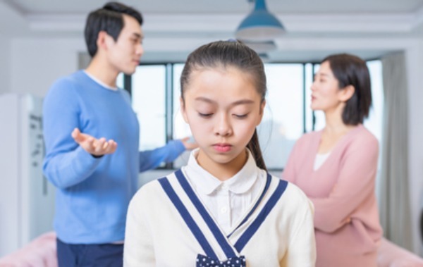 礼貌|宝妈坐地铁抱娃姿势火了,网友:教养无关贫富,体现在细节上