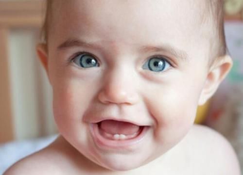 宝宝几个月会翻身和长牙，很多妈妈做错，耽误宝宝发育