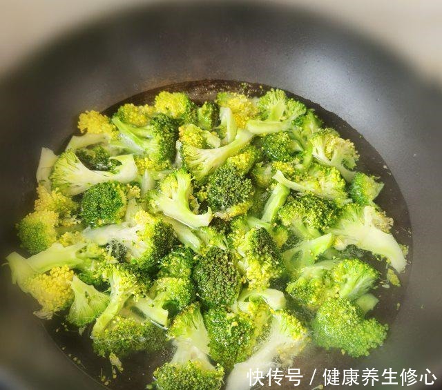 糖醋西兰花,每一口都饱含着浓郁的酸酸甜甜的味道!