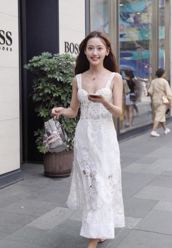 街拍:美女黑色上衣搭配白色长裙,肤白貌美,让人羡慕