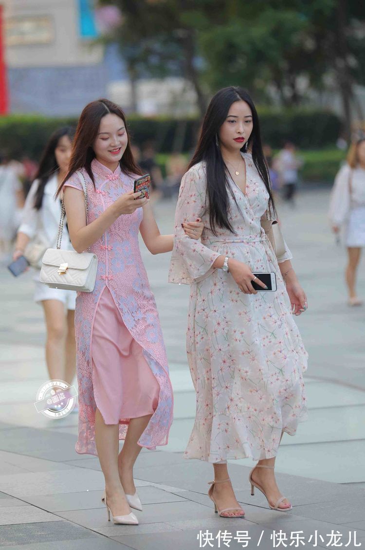 装扮 尽善尽美的连衣裙装扮是今年流行的穿搭,走出时尚步伐,休闲飘逸