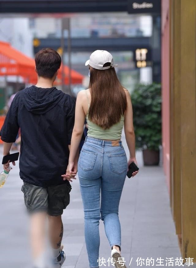 修身牛仔裤 气质女生的休闲装,凉爽吊带搭配修身牛仔裤,轻松展现个人魅力!