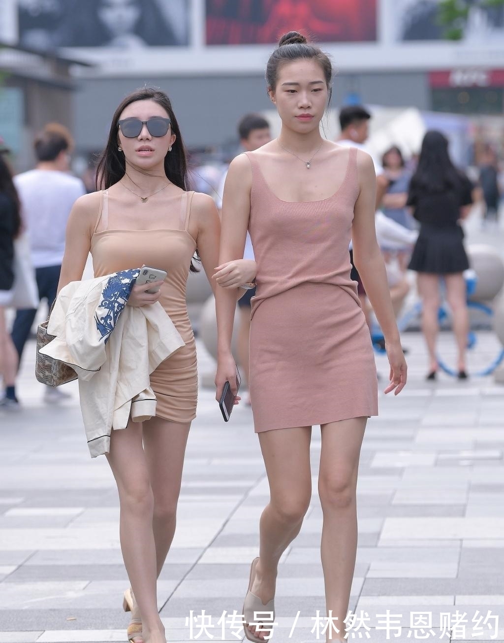 闺蜜逛街身高是“硬伤”,跟她比就像“小侏儒”,男人都没眼瞧