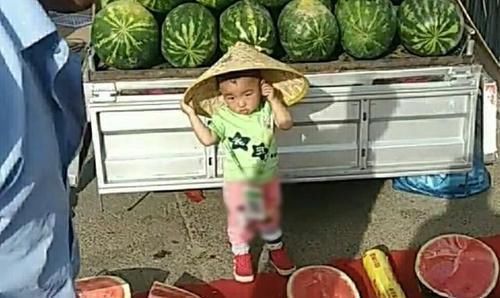 男孩|3岁男孩街边卖瓜,路人假装砍价,孩子的反应让网友笑喷:太萌了