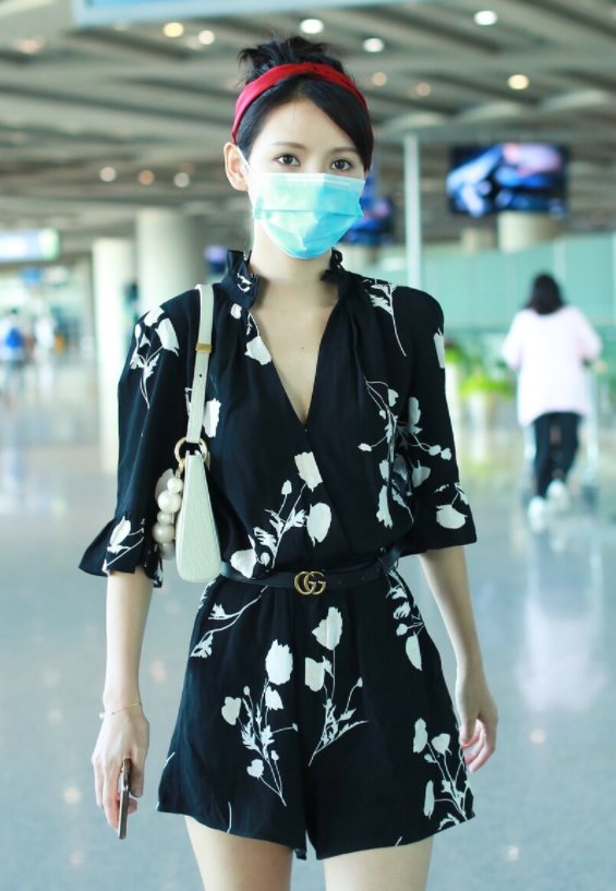 减龄|张予曦身材好又会穿，印花连体裤减龄时髦，秀“漫画腿”真惹眼