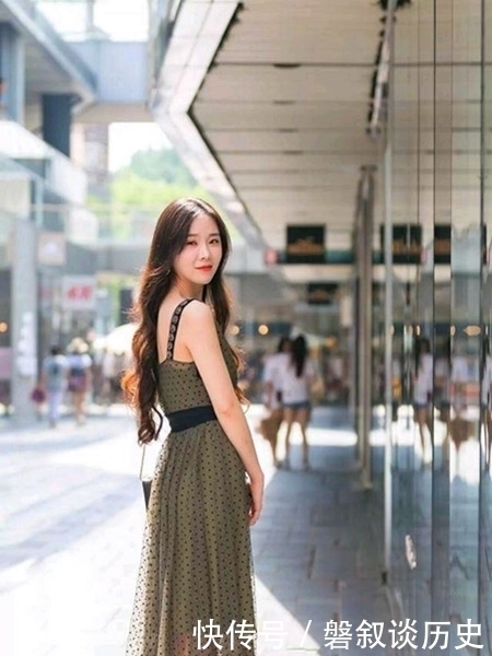 佳人|街拍穿着时尚的美丽佳人,时髦搭配与五官精致,如同美景让人难忘