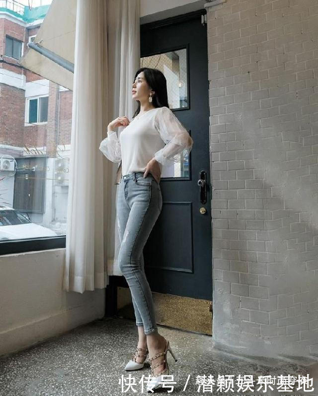 紧身牛仔裤显魅力身材，优雅有韵味，小姐姐穿出清新女人格调！
