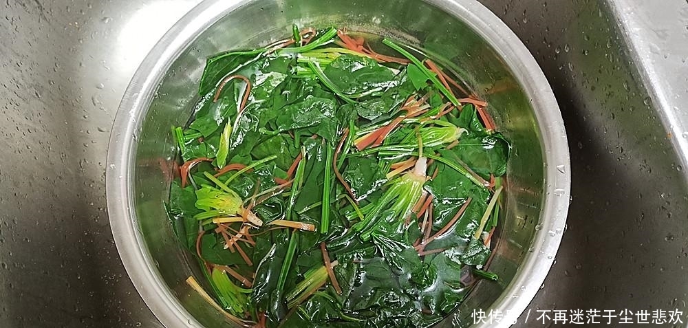 教你菠菜爽口解腻的做法,几分钟上桌,营养好吃做一大盘不够吃