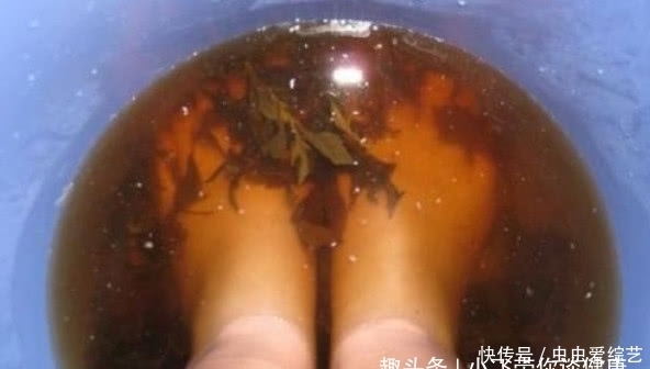 每晚|女人每晚睡前用“艾叶”泡脚,坚持一个月,3个“好处”跑不了