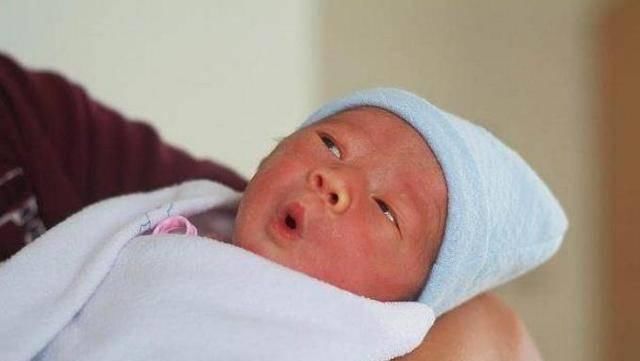 喝水|新生儿第一口,应该是先喝水,还是吃母乳?这一点对宝宝很关键!