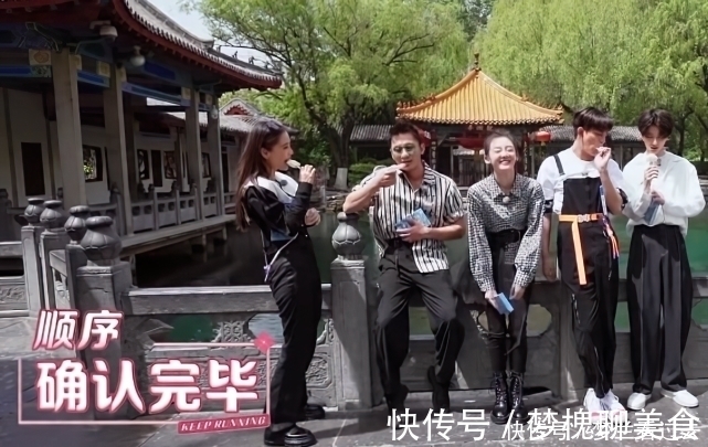 李晨擠到苗苗旁邊合照，女方的站姿太矚目，網(wǎng)友：鄭愷娶了個(gè)寶