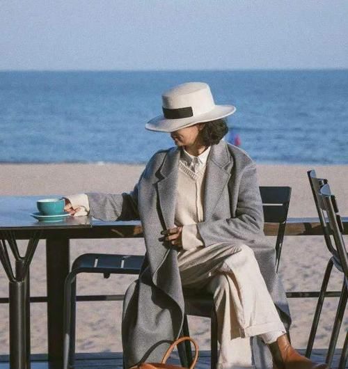 ?中年女性如何把“大衣”穿洋气？学三木妈这样穿，年轻显高级