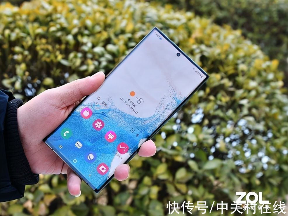 g6.8英寸巨屏四边等宽，三星Galaxy S22 Ultra上手图赏