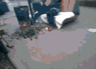 |搞笑GIF图:小姐姐的大长腿要逆天啊。