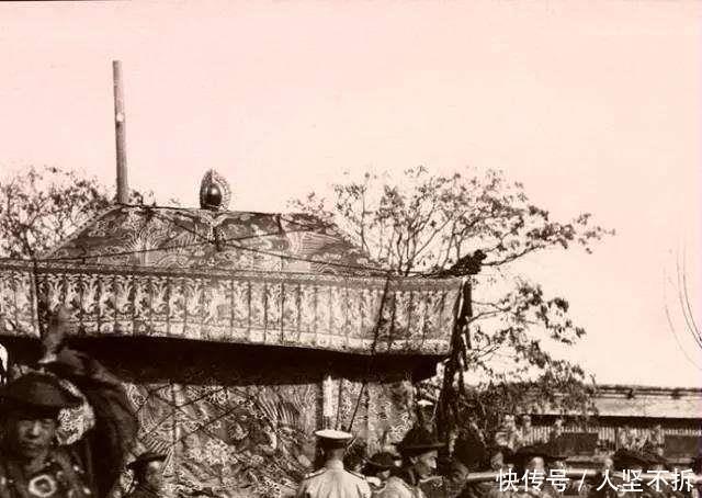老照片|真实的晚清老照片,图2慈禧的豪华大轿,图4是2.46米的巨人!