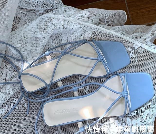 脚型 是时候穿凉鞋了!今年流行这几款,清凉显脚小!