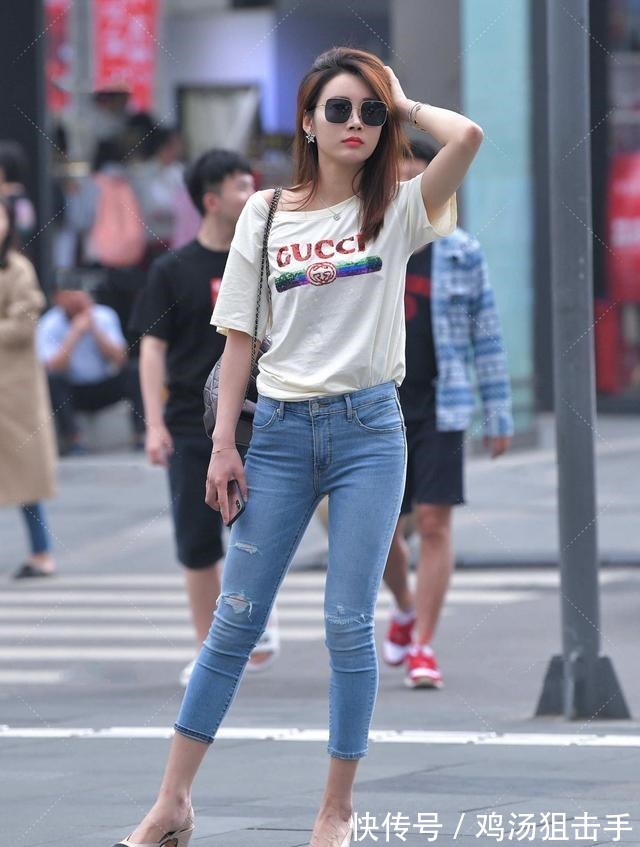 慵懒 米黄色的上衣,搭配九分蓝色牛仔裤,帅气潇洒又时尚!