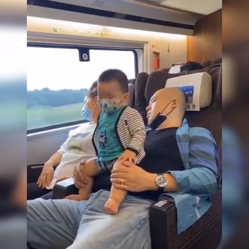 萌娃高铁上替熟睡的爸妈“站岗”火了,网友为这个家付出太多了