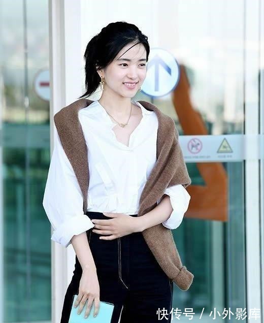 叠穿 必学!初秋针织衫的“个性叠穿”法,穿衣小白瞬间晋级时髦精!