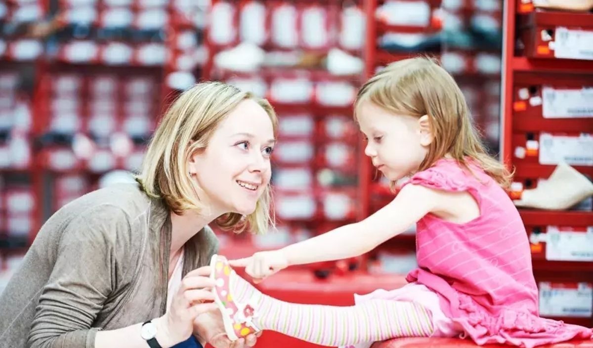宝宝|给孩子买鞋要大一码?越软越好?错,关于给孩子选鞋的知识你要懂