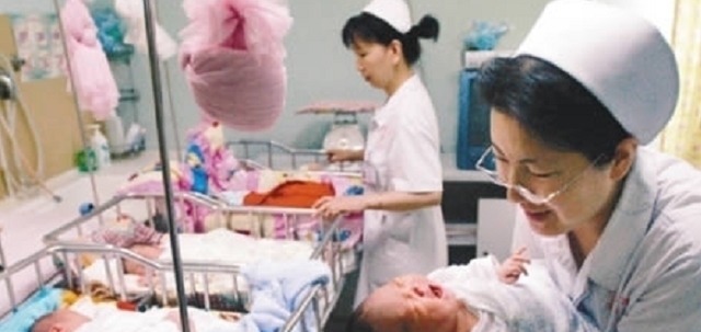 急产|产妇刚进产房就生了,娃“呱唧”一声落地,医护当场愣住:这么快!