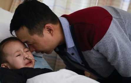 化疗|3岁萌宝患重症治疗时难忍剧痛,被5人强行按住,父亲哭求轻点儿