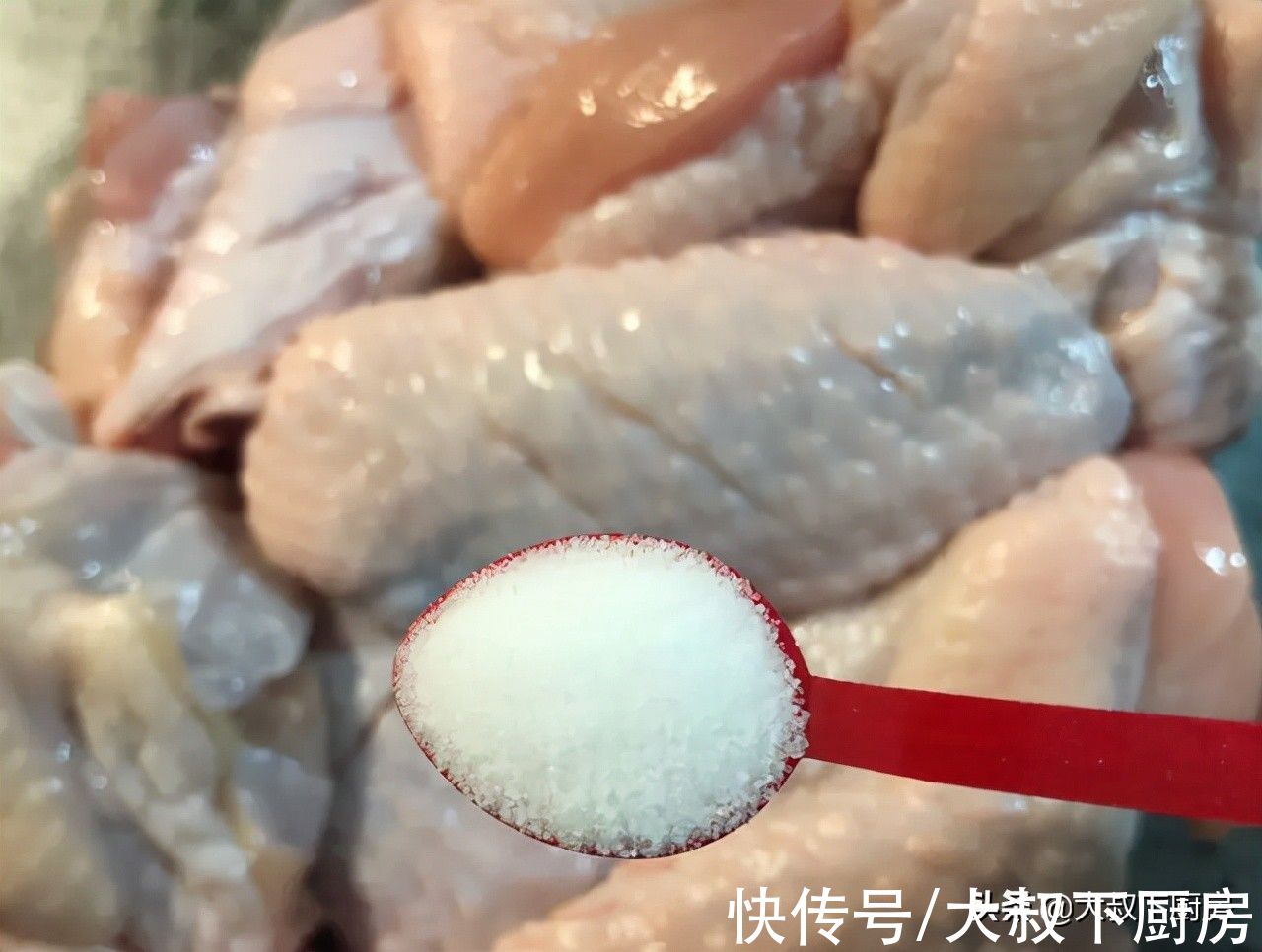 不油炸却超好吃！大叔教你椒盐鸡翅，咸香酥脆，做法也非常简单