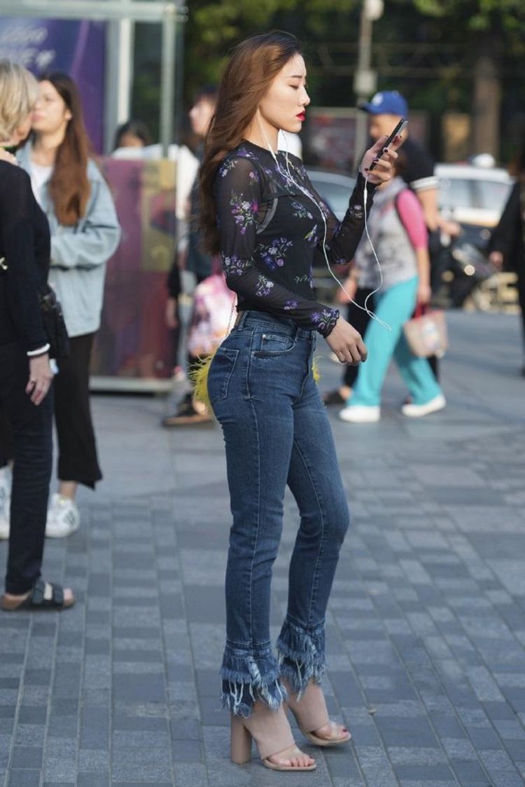 连衣裙|街拍,美女穿绿色的无袖裸背连衣裙,很是动人