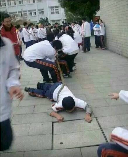 |搞笑图片幽默段子笑话哈哈,兄弟你也是挺拼的,直接躺地上了